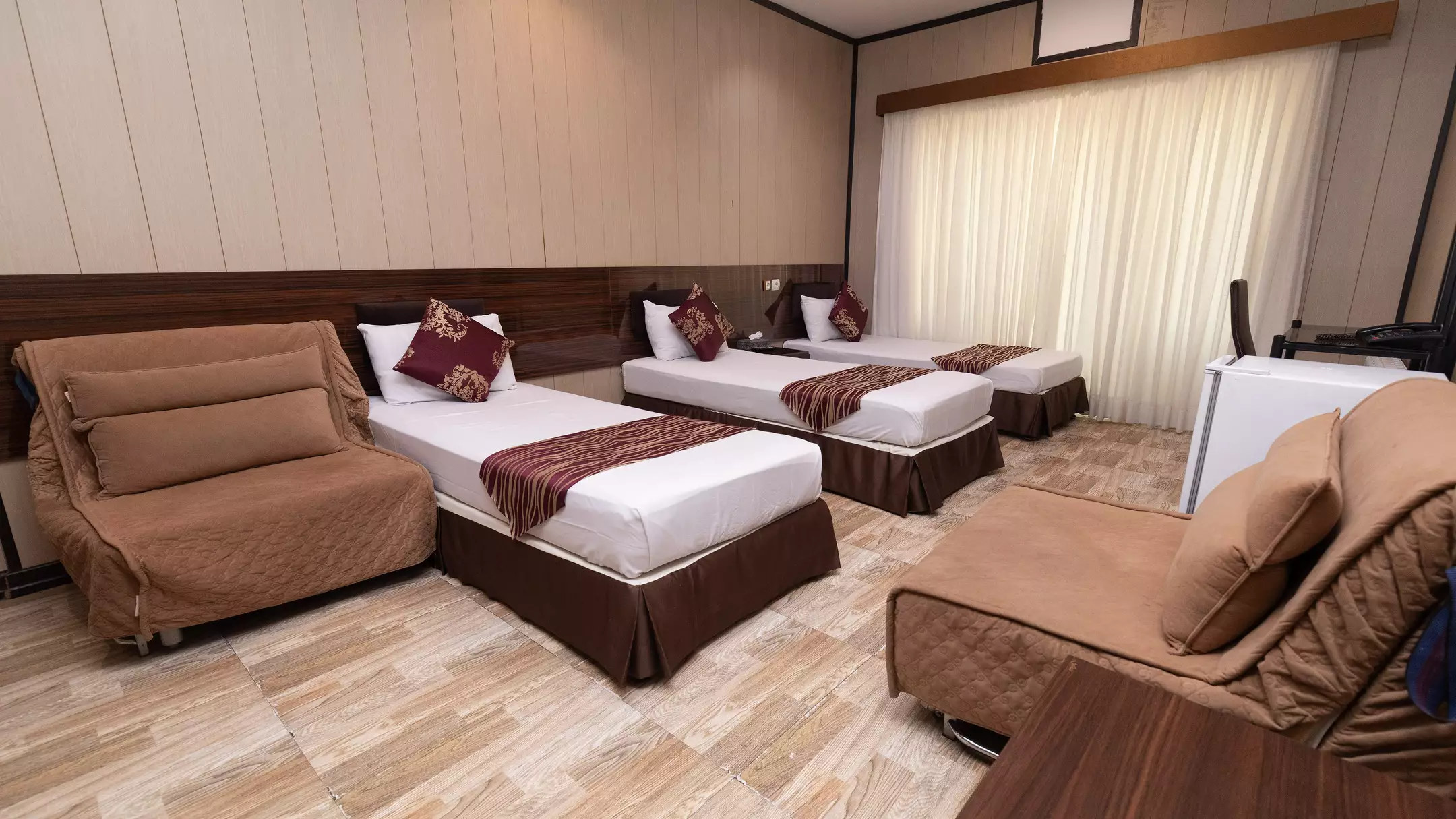 Alibaba https://cdn.alibaba.ir/ostorage/hotel-accommodation-images/6705126576f5bf0b3af633ce_b14c50f3-daab-4490-8f8e-092d8f99cf57_هتل حافظ - اتاق پنج تخته (با مبل تخت شو) (1).webp